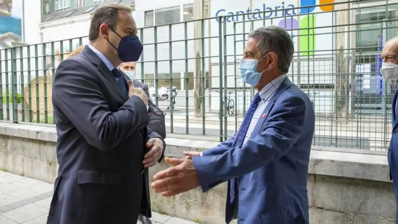 &Aacute;balos y Revilla con los brazos abiertos.