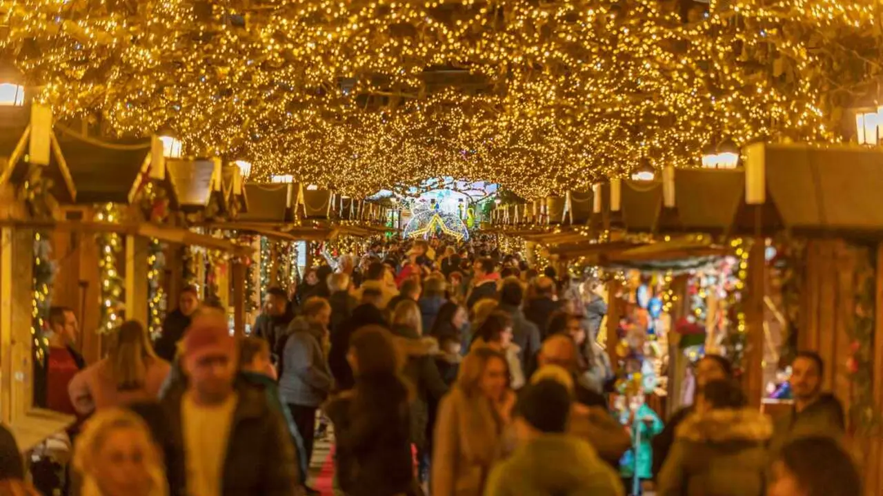 Torrelavega ha vuelto a llenarse de esp&iacute;ritu navide&ntilde;o con su tradicional mercado. / fb
