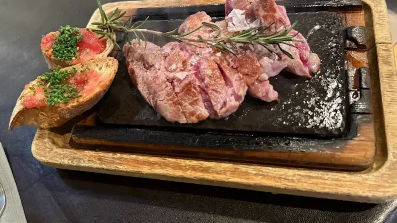 En Bilbao hay un rinc&oacute;n donde cada plato cuenta una historia y el vino se convierte en protagonista. / A.E