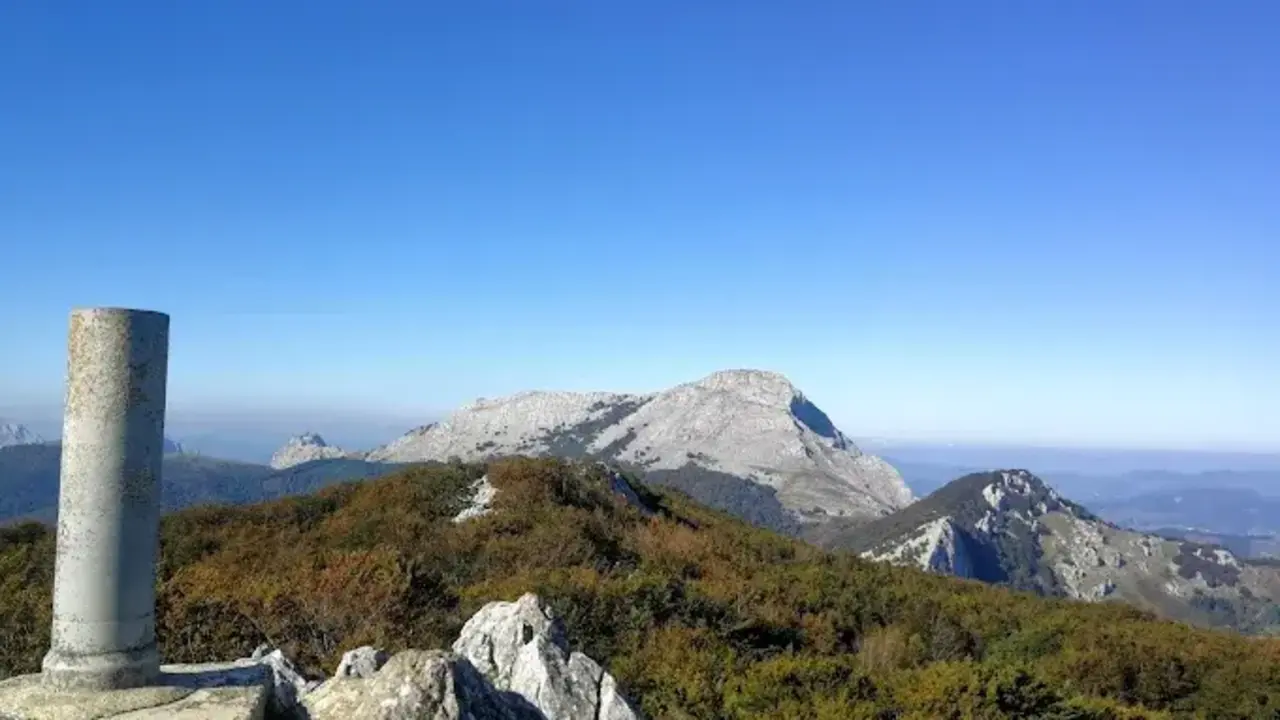unnamed (1En este art&iacute;culo comparamos dos destinos espectaculares: el Parque Natural de Urkiola y el de las Dunas de Liencres. &iquest;Cu&aacute;l encaja contigo?

Desde los picos del Pa&iacute;s Vasco hasta las playas salvajes de Cantabria, el norte es perfecto para escapadas. Hoy enfrentamos dos parques naturales fascinantes: Urkiola y Liencres.

Si te preguntas qu&eacute; parque natural visitar en el norte de Espa&ntilde;a, aqu&iacute; tienes dos opciones de ensue&ntilde;o: la espiritualidad monta&ntilde;osa de Urkiola y la energ&iacute;a marina de Liencres.

💡 Claves SEO usadas:

Palabras clave long tail: &ldquo;parques naturales del norte de Espa&ntilde;a&rdquo;, &ldquo;escapadas en la naturaleza&rdquo;, &ldquo;qu&eacute; visitar en el norte de Espa&ntilde;a&rdquo;, &ldquo;Urkiola&rdquo;, &ldquo;Dunas de Liencres&rdquo;.

Lenguaje natural y &uacute;til: pensados para aparecer en b&uacute;squedas tipo &ldquo;mejores parques naturales cerca de Bilbao o Santander&rdquo;, &ldquo;escapadas de fin de semana norte de Espa&ntilde;a&rdquo;, etc.

Formato comparativo o de lista: t&iacute;tulos con &ldquo;vs.&rdquo;, &ldquo;comparativa&rdquo;, &ldquo;los mejores&rdquo;, &ldquo;qu&eacute; visitar&rdquo; funcionan muy bien en SEO.

&iquest;Te gustar&iacute;a que reescribiera la introducci&oacute;n de tu texto con una de estas entradillas optimizadas? &iquest;O prefieres que prepare un art&iacute;culo completo con estructura SEO (H1, H2, conclusi&oacute;n, CTA, etc.). / A.E