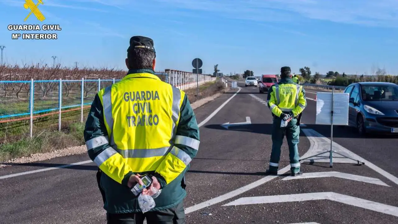 Dos agentes de la Guardia Civil durante un control de tr&aacute;fico. / G.C.