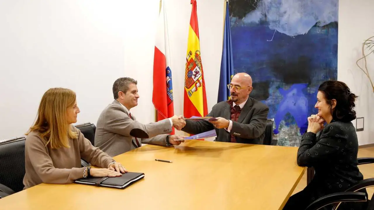 El consejero de Salud, C&eacute;sar Pascual, durante la reuni&oacute;n mantenida con representantes del sindicato CSIF. / Alerta