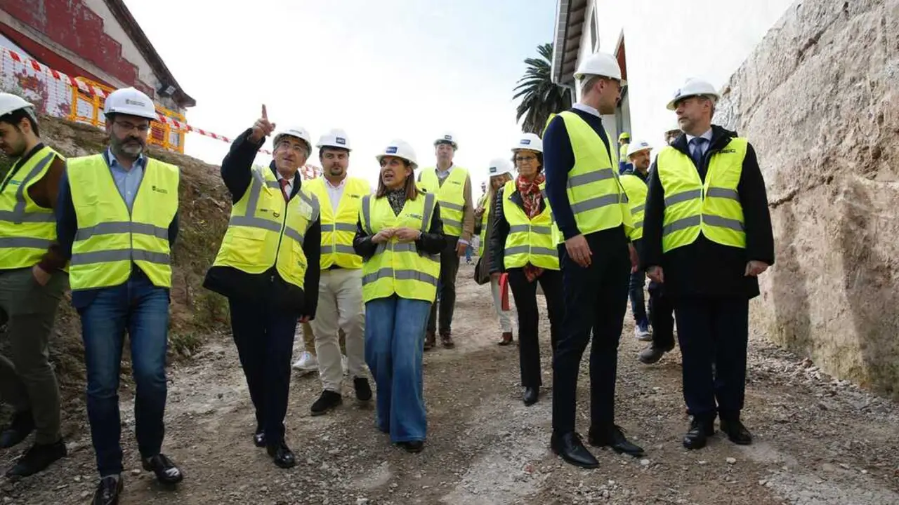 Visita de la presidenta de Cantabria, Mar&iacute;a Jos&eacute; S&aacute;enz de Buruaga, a las obras de la Lechera. / A.E.