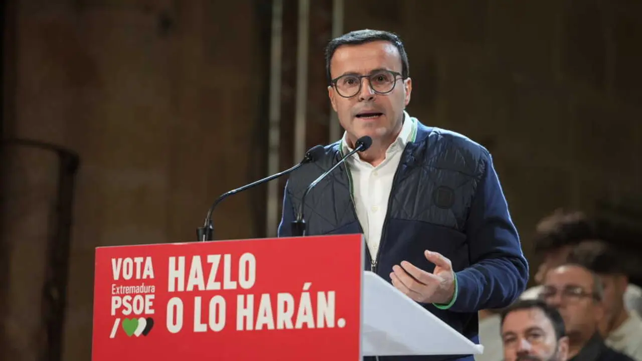 El candidato socialista a la Presidencia de la Junta, Miguel &Aacute;ngel Gallardo (d), participa en un acto electoral. / Carlos Criado