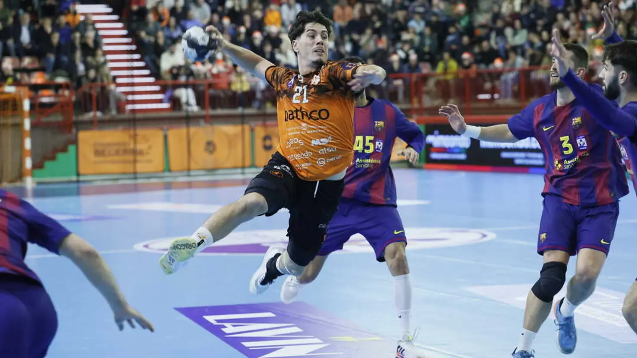 Isidoro Mart&iacute;nez durante una acci&oacute;n del partido. / BM Torelavega
