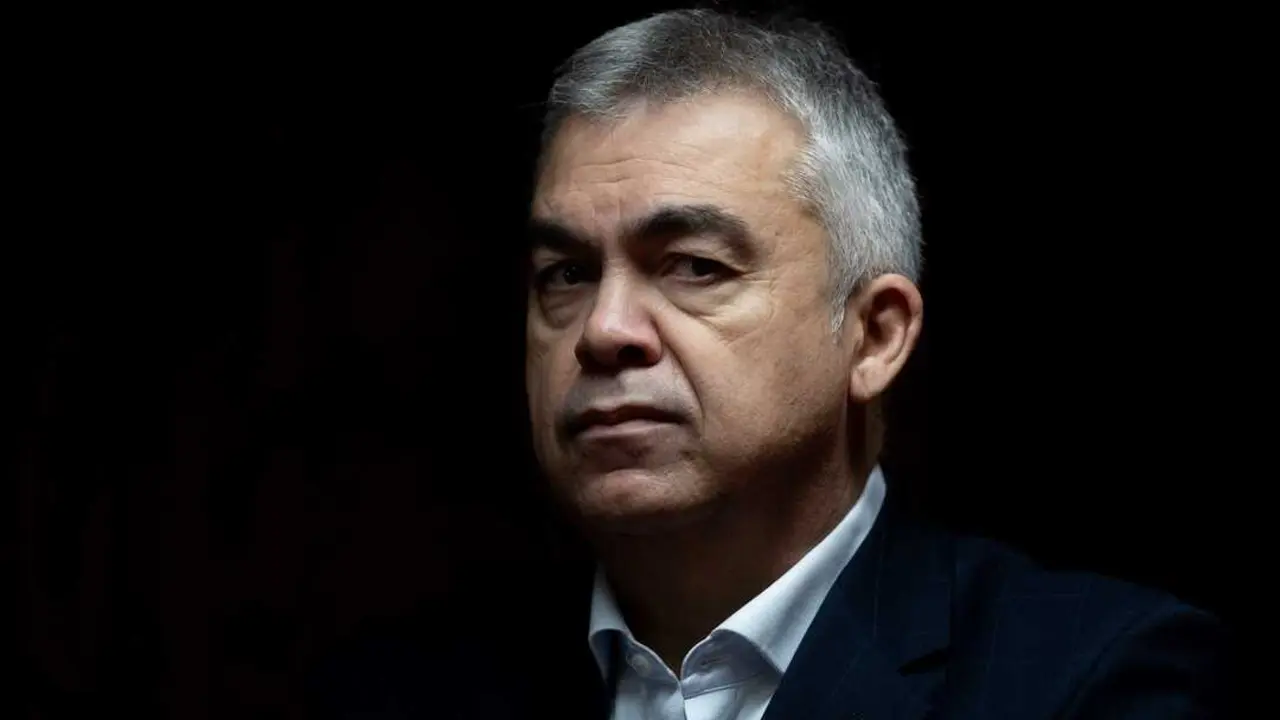 El ex secretario de Organizaci&oacute;n del PSOE Santos Cerd&aacute;n a su llegada a la Comisi&oacute;n de Investigaci&oacute;n del &lsquo;caso Koldo&rsquo;. / Eduardo Parra