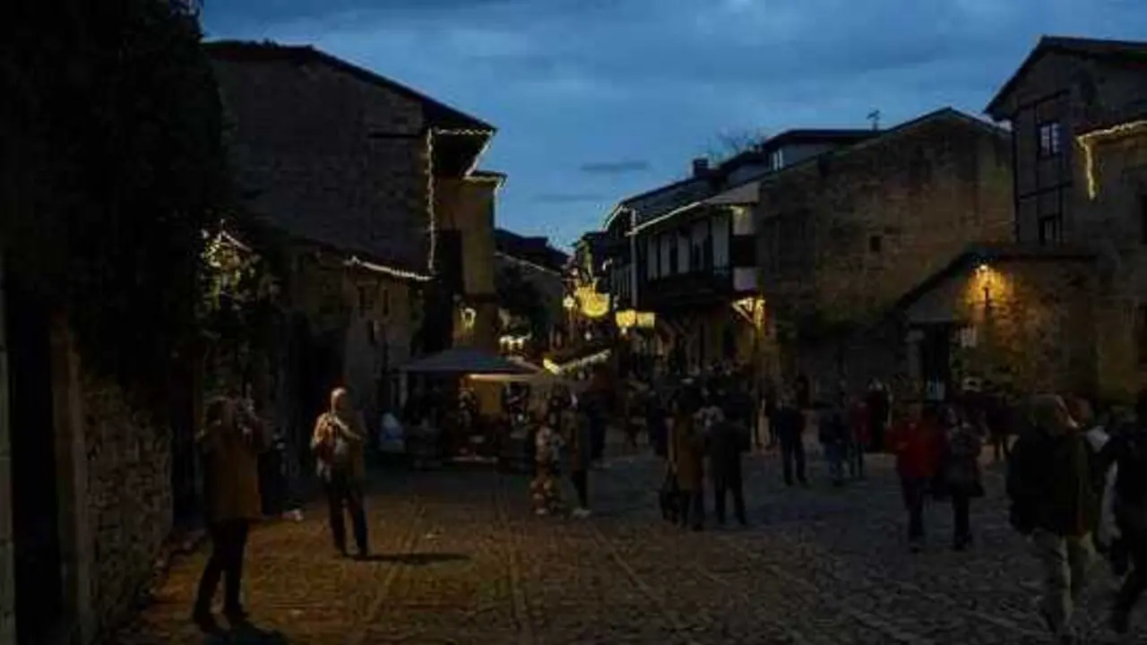 Varias personas caminan por las calles de Santillana del Mar. / A.E