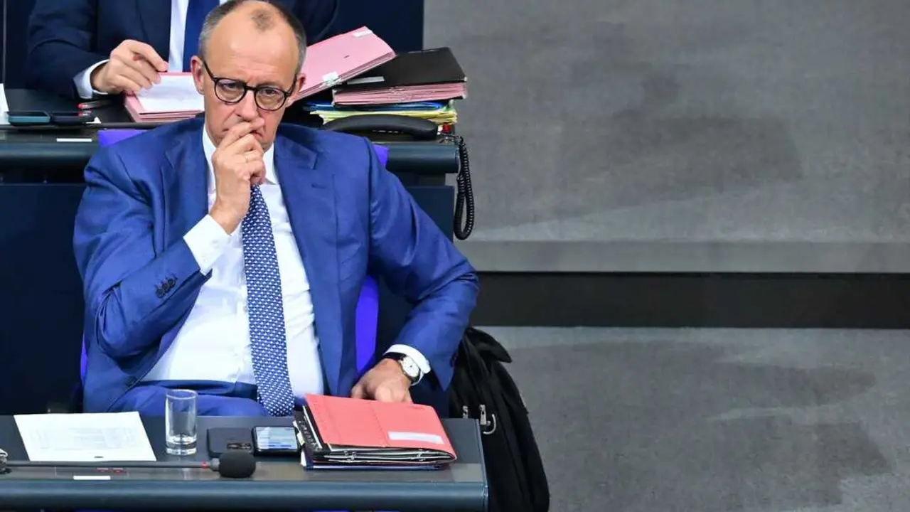El canciller alem&aacute;n, Friedrich Merz, asiste a la 49.&ordf; sesi&oacute;n plenaria de la 21.&ordf; legislatura en el Bundestag alem&aacute;n. / Sebastian Gollno
