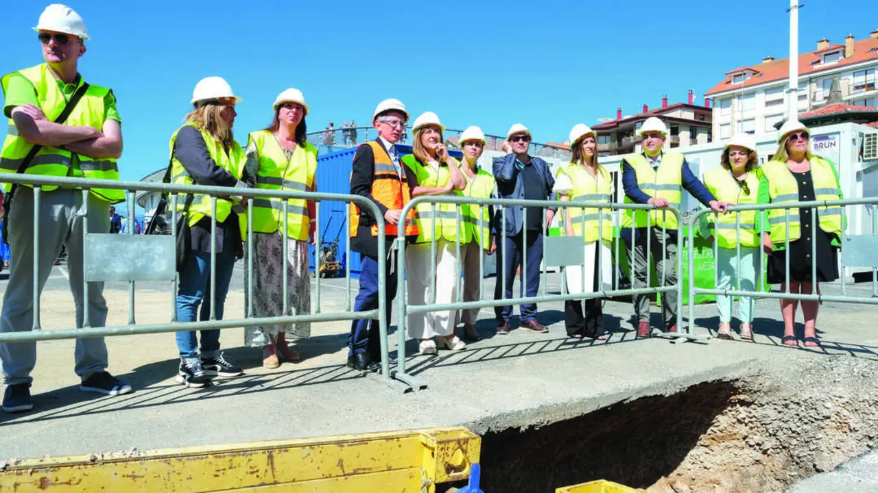 La presidenta de Cantabria, Mar&iacute;a Jos&eacute; S&aacute;enz de Buruaga, y el consejero de Fomento, Ordenaci&oacute;n del Territorio y Medio Ambiente, Roberto
Media, ponen la primera piedra del proyecto de ampliaci&oacute;n de una f&aacute;brica en San Vicente de la Barquera. / alerta / ARCHIVO