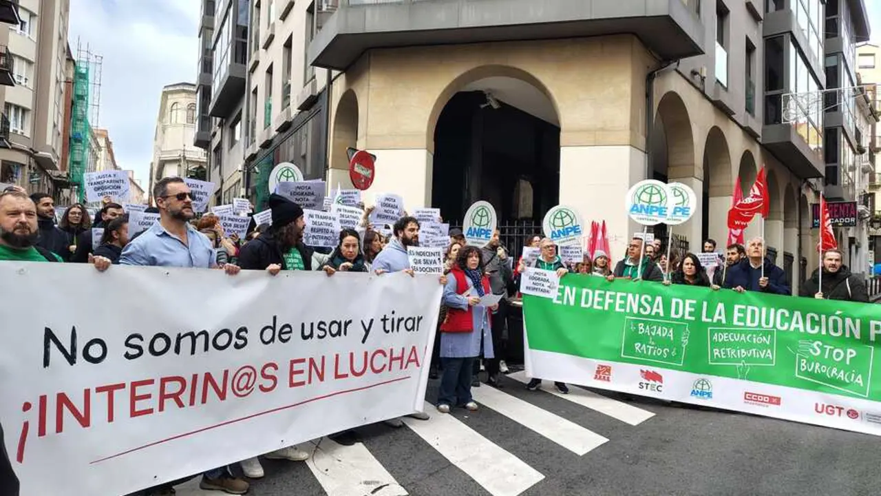 Cerca de medio centenar de docentes se moviliza frente a la Consejer&iacute;a de Educaci&oacute;n. / A.E