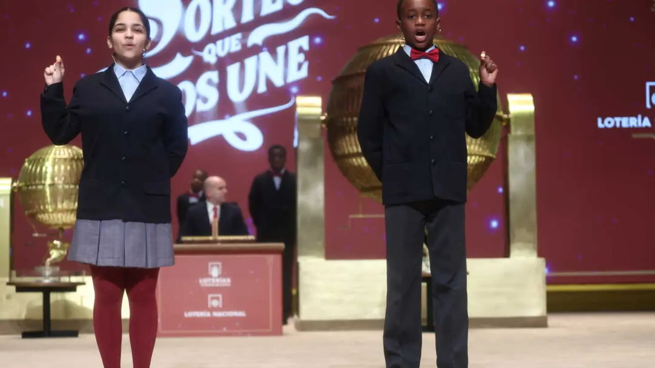 Dos ni&ntilde;os del Colegio de San Ildefonso, cantan el 70048 segundo premio de la Loter&iacute;a de Navidad. / EP
