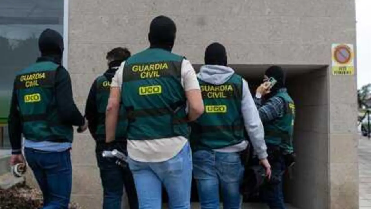 Desde un b&uacute;nker operativo, 550 agentes trabajan en silencio mientras caen nombres ilustres. / EP