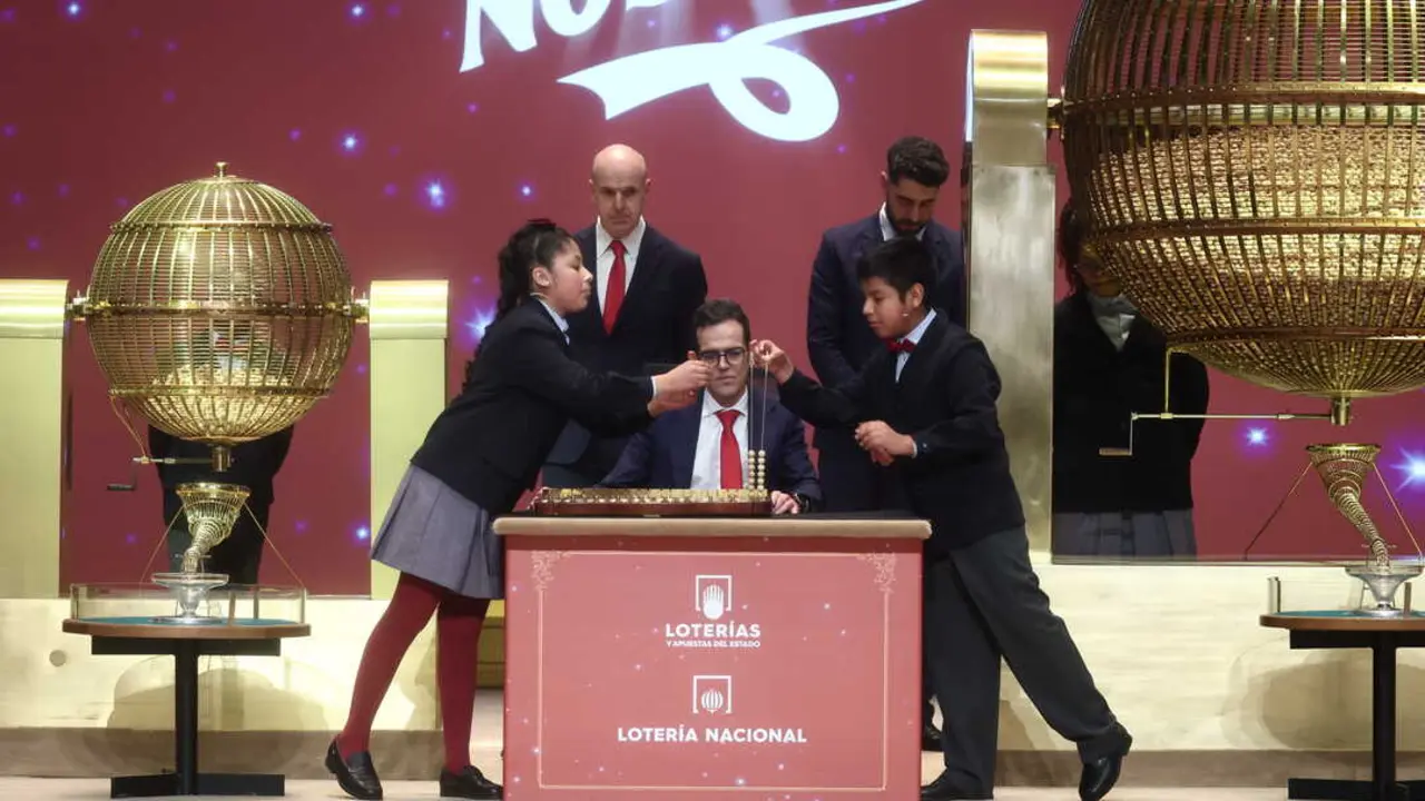 Dos ni&ntilde;os del Colegio de San Ildefonso, cantan un cuarto premio de la Loter&iacute;a de Navidad. / EP