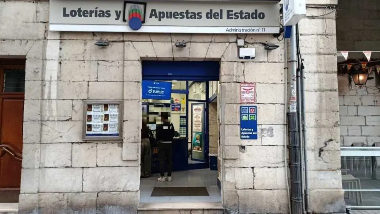 Dos administraciones de loter&iacute;a en la regi&oacute;n han repartido 120.000 euros en premios con los quintos de Navidad. / EP