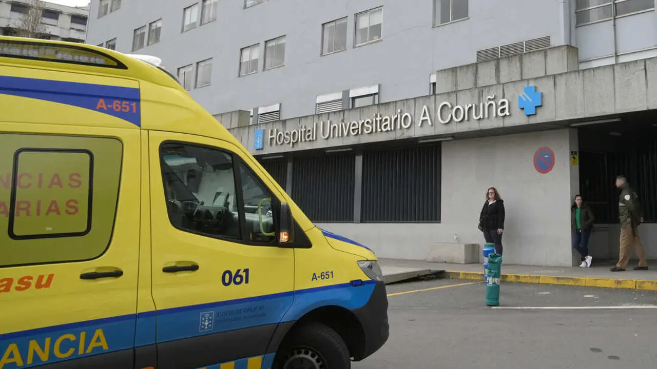 Una ambulancia en la entrada del Complexo Hospitalario Universitario A Coru&ntilde;a. / EP