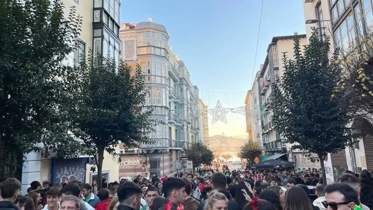 Aglomeraci&oacute;n de gente durante la 'tardebuena' en Santander. / EP