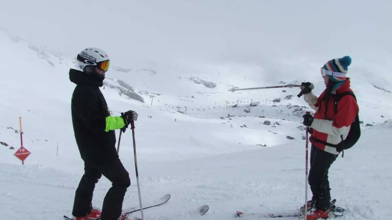 Dos personas en la Estaci&oacute;n de Esqu&iacute; de Alto Campoo. / EP