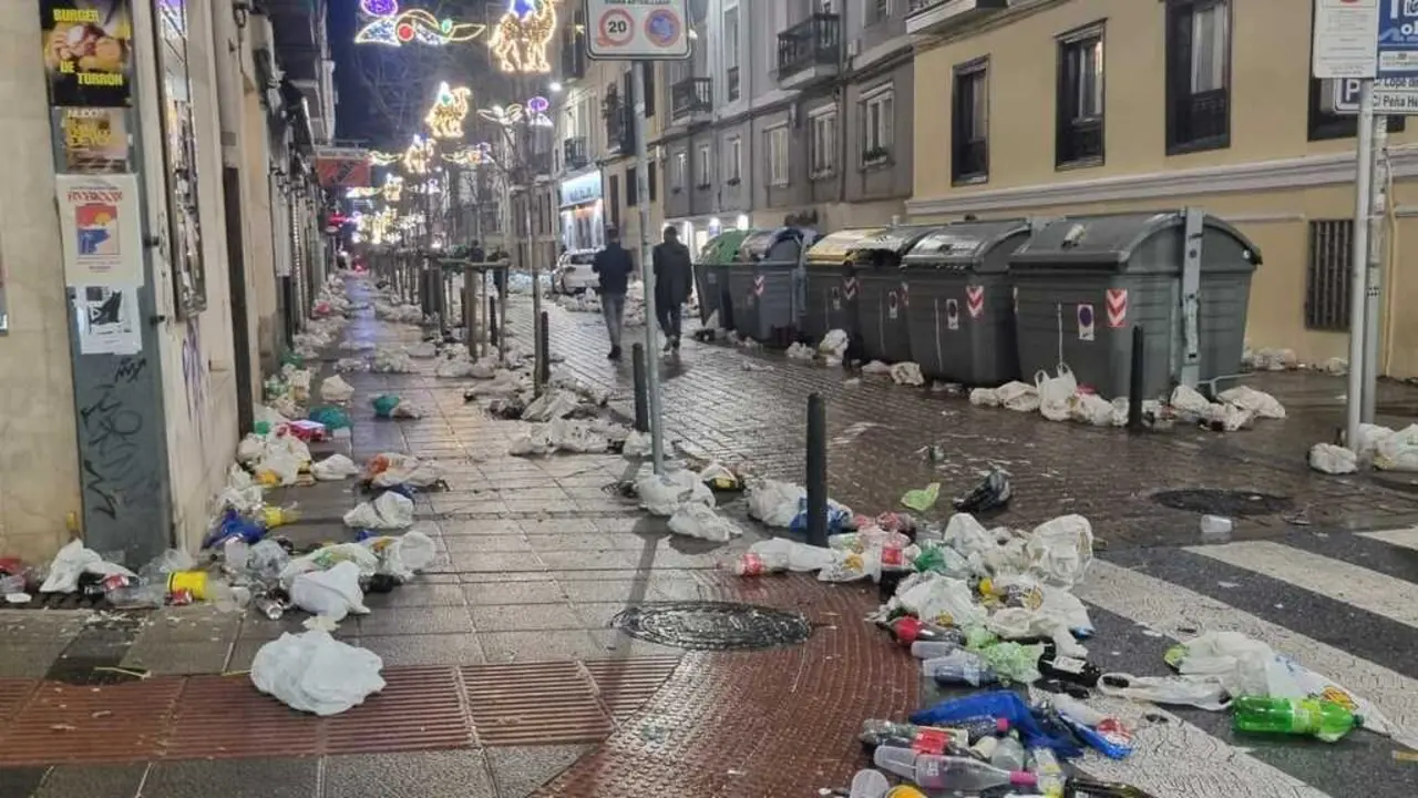 Restos de botell&oacute;n en el centro de Santander. Basura, suciedad en las calles de Santander. / VECINOS DEL ENSANCHE DE SANTANDER