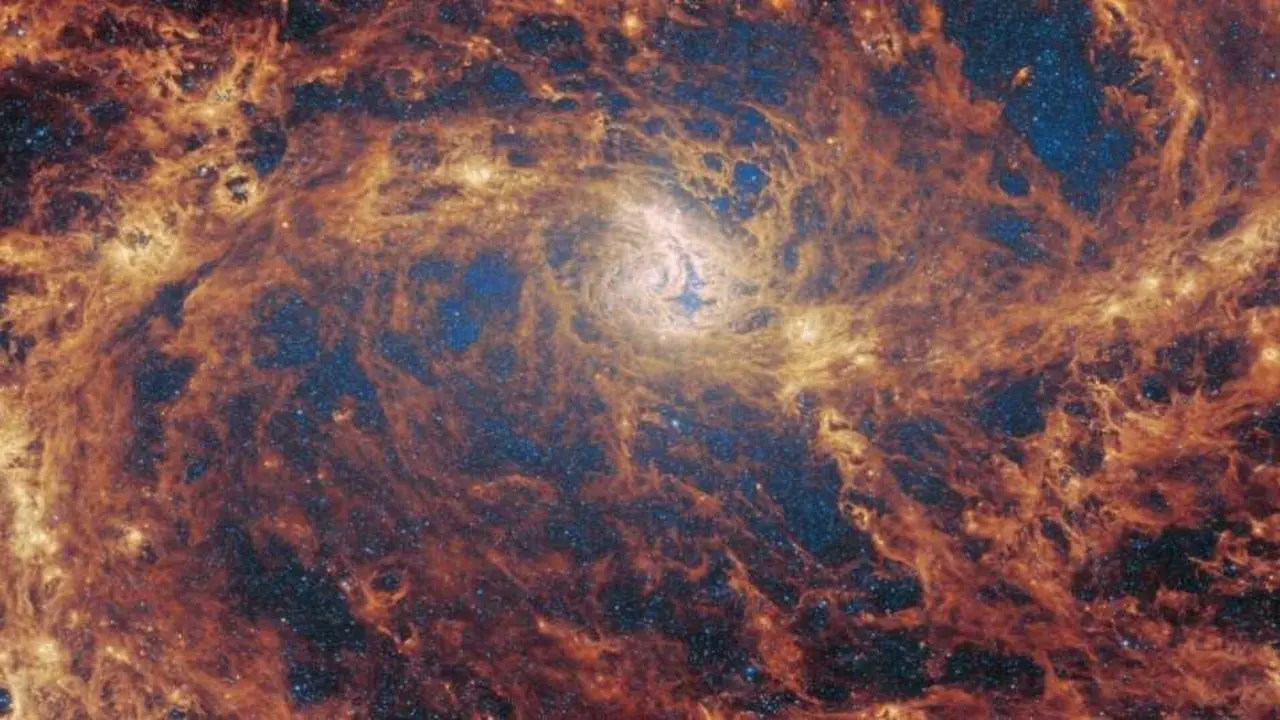 Un agujero negro de NGC 3783 muestra actividad extrema, expulsando vientos a gran velocidad y proporcionando datos sobre la evoluci&oacute;n de galaxias. / EP