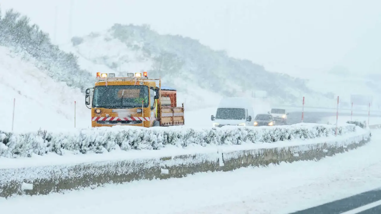 Una m&aacute;quina quitanieves aparta la nieve de la carretera. / EP