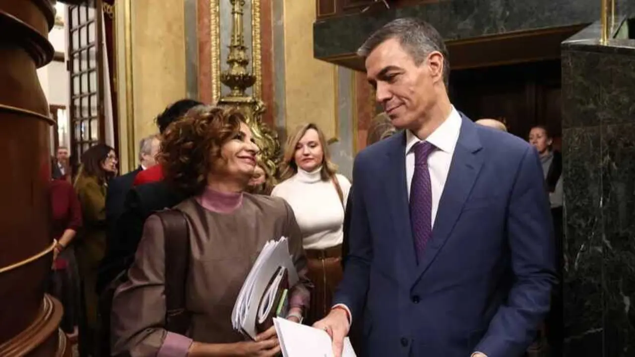 El presidente del Gobierno, Pedro S&aacute;nchez, y la vicepresidenta primera y ministra de Hacienda, Mar&iacute;a Jes&uacute;s Montero. / EP
