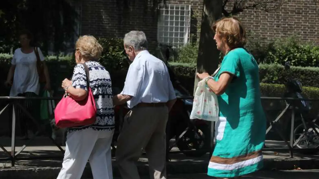 EuropaPress_2291570_grupo_ancianos_cruzan_paso_peatones_calle_madrid