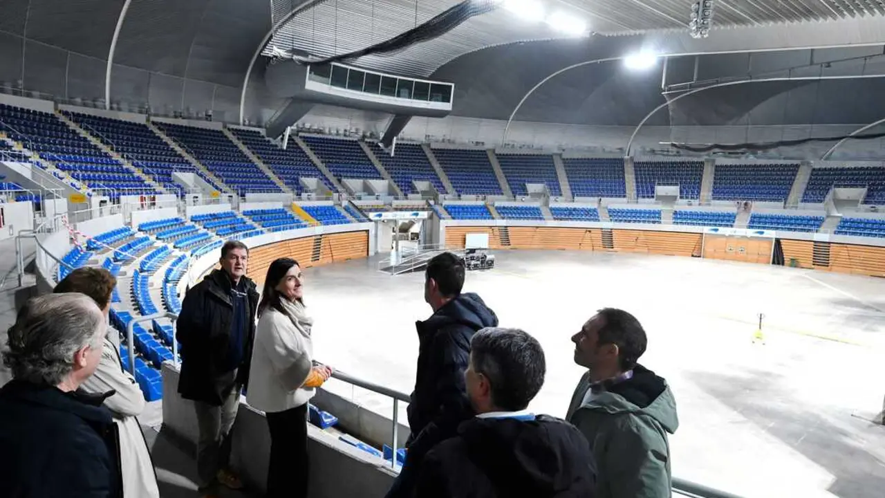 Gema Igual visit&oacute; las obras de mejora de la cubierta del Palacio de Deportes de Santander. / A.E