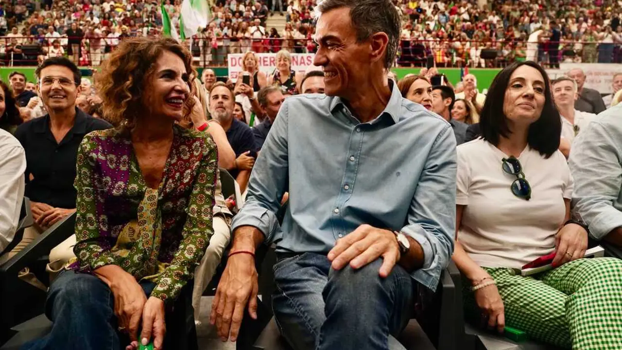 El secretario general del PSOE y presidente del Gobierno, Pedro S&aacute;nchez, y la ministra de Hacienda y candidata a la Junta por el PSOE-A, Mar&iacute;a Jes&uacute;s Montero. / EP
