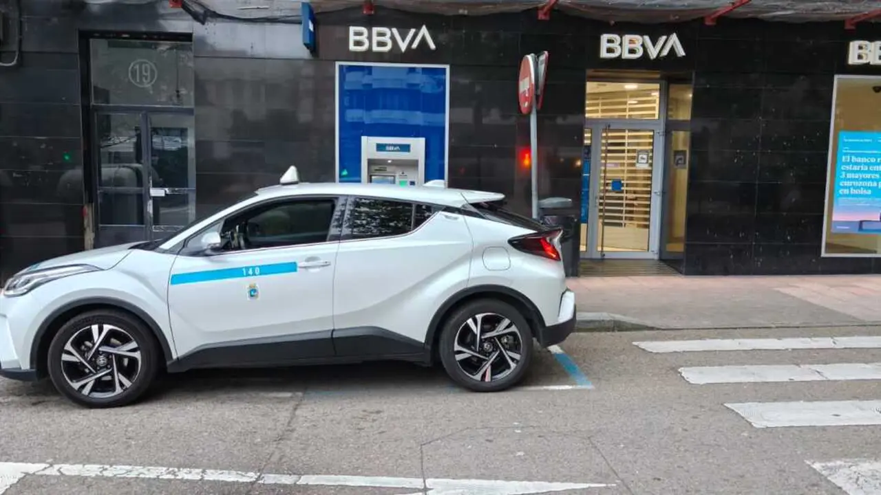 Un taxi de Santander en la parada de Numancia. / E.R