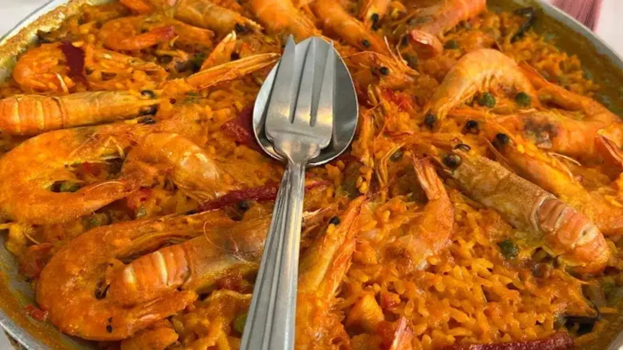 Arroces hechos al momento, pescado del d&iacute;a y una terraza frente al mar que conquista. / A.E