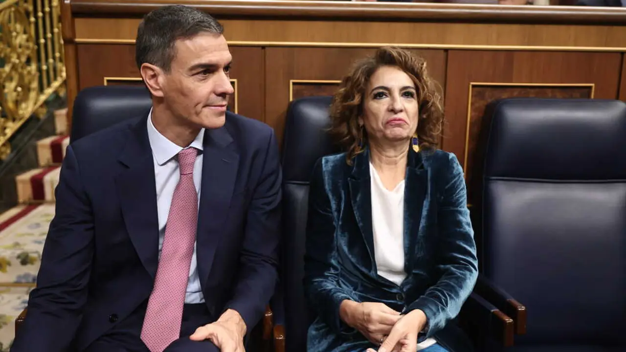 El presidente del Gobierno, Pedro S&aacute;nchez, y la vicepresidenta primera y ministra de Hacienda, Mar&iacute;a Jes&uacute;s Montero. / EP