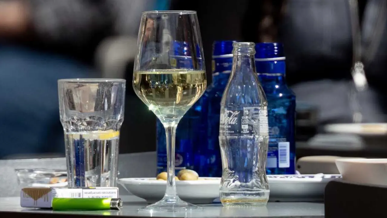 Una copa de vino en una mesa en una terraza. / EP