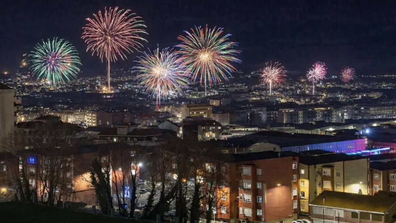 La capital iluminada por los fuegos artificiales durante la Nochevieja del a&ntilde;o pasado. / IA