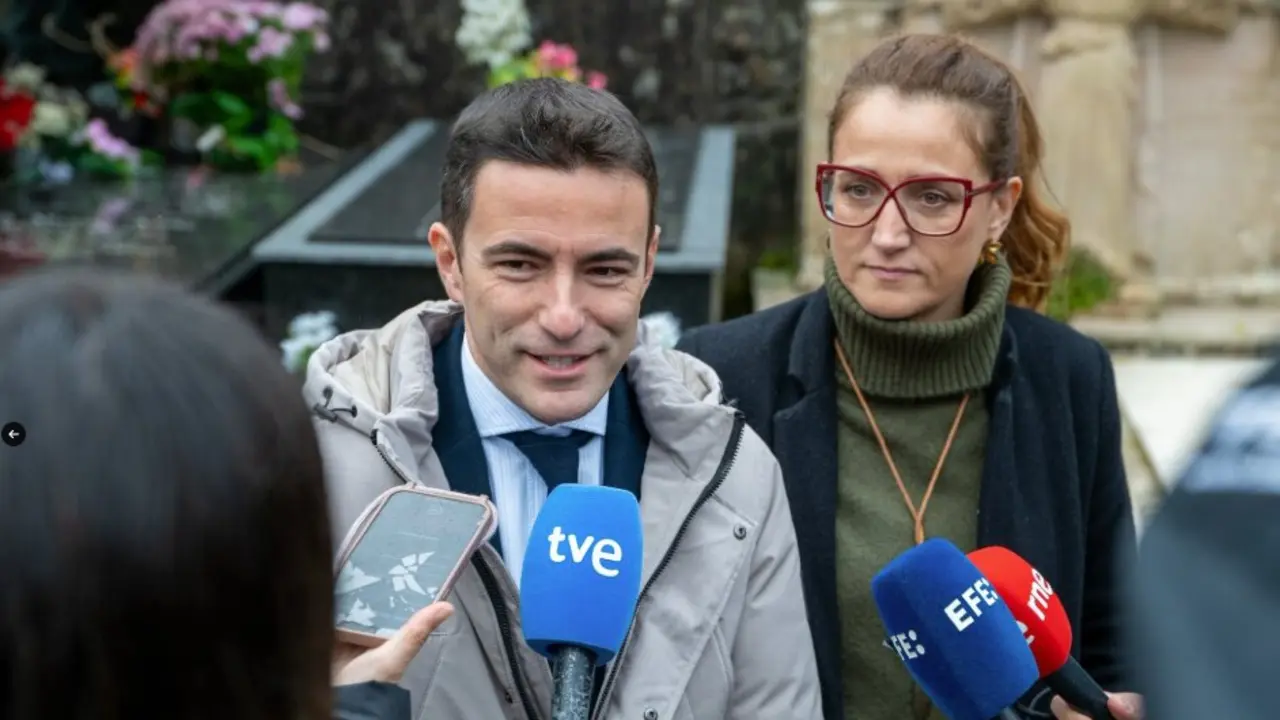 Pedro Casares, acompa&ntilde;ado por representantes institucionales y familiares, atiende a los medios durante la exhumaci&oacute;n de una fosa com&uacute;n con soldados fusilados en 1937, en el cementerio de Mirones.