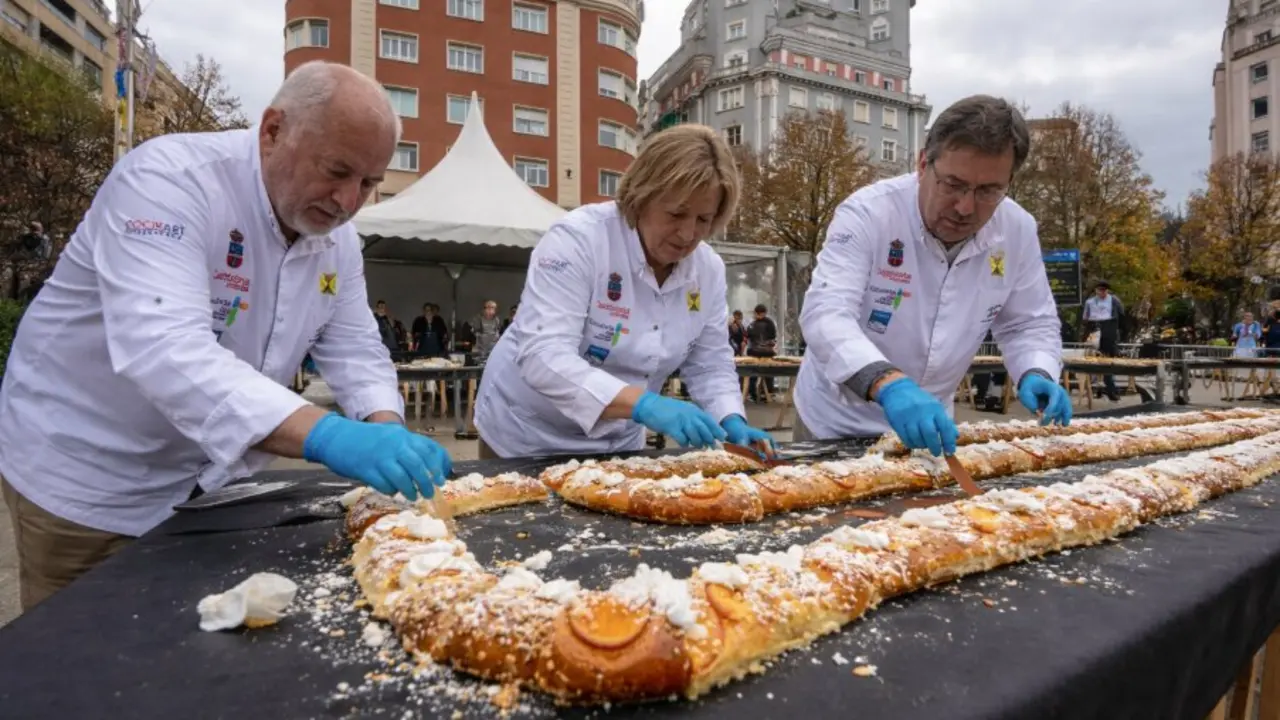 Pasteleros preparan el tradicional rosc&oacute;n solidario en la Plaza del Ayuntamiento de Santander, donde este domingo se repartir&aacute;n m&aacute;s de 1.400 raciones con chocolate a beneficio de familias vulnerables.