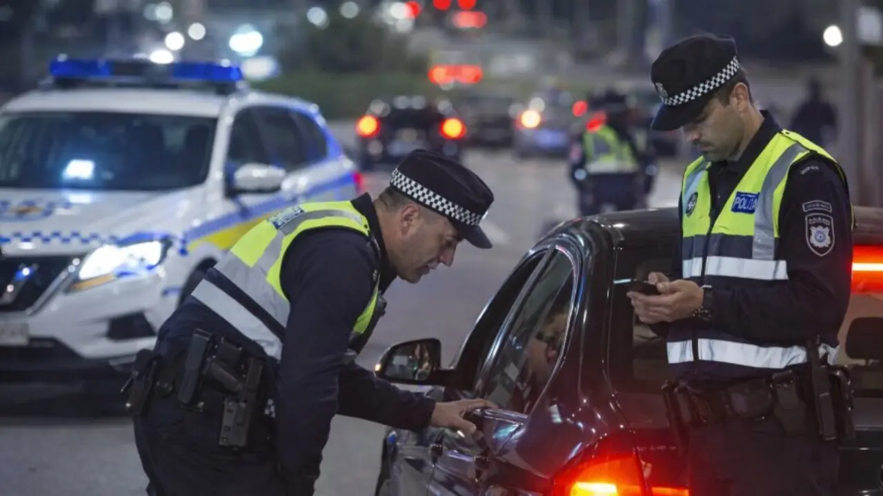 Agentes de la Polic&iacute;a Local de Santander realizan un control de alcoholemia y drogas en la v&iacute;a urbana. / IA