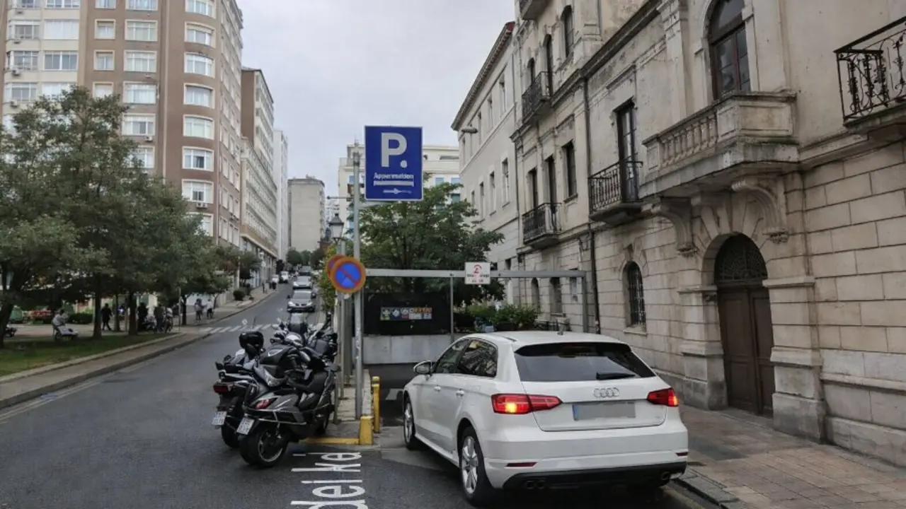 Acceso al aparcamiento subterr&aacute;neo de Alfonso XIII, en Santander, cuyas tarifas se actualizar&aacute;n a partir del 1 de enero de 2026 seg&uacute;n lo aprobado por la Junta de Gobierno Local.