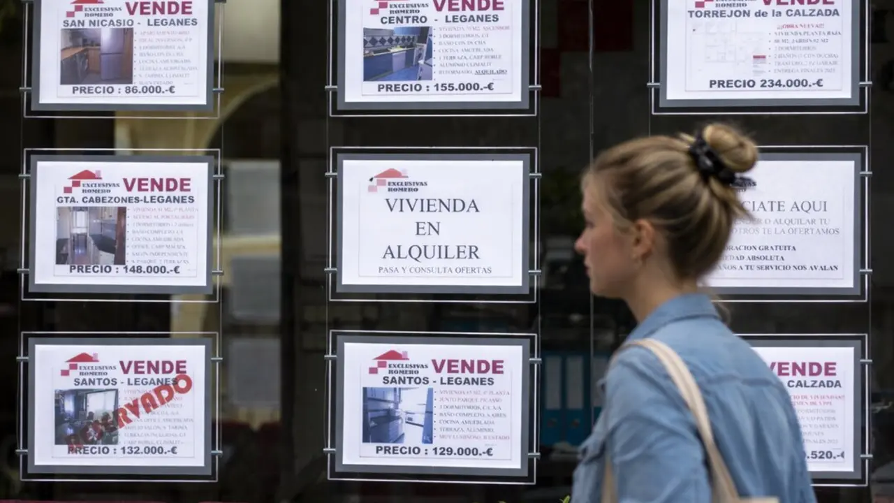 Viviendas en venta en el escaparate de una agencia inmobiliaria.