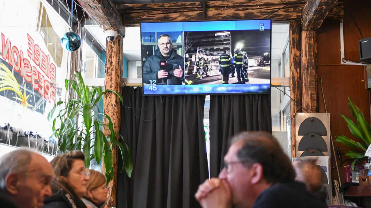 una televisi&oacute;n transmitiendo la noticia de una explosi&oacute;n y un incendio en un bar en Ginebra, Suiza. / EP