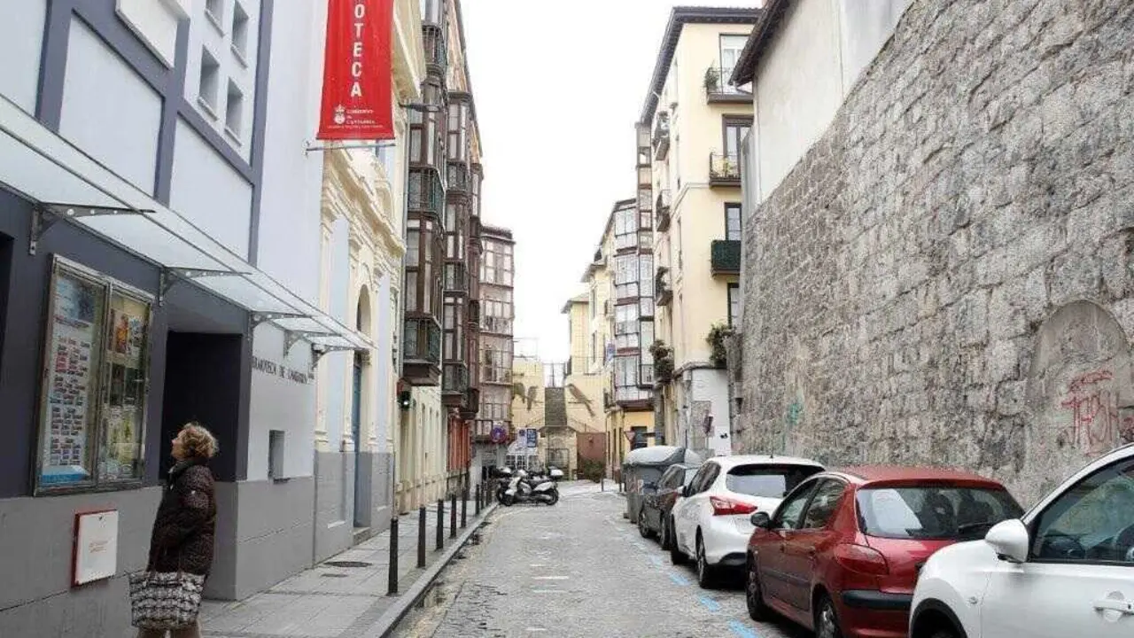 Una persona en la entrada de Filmoteca de Cantabria. / EP