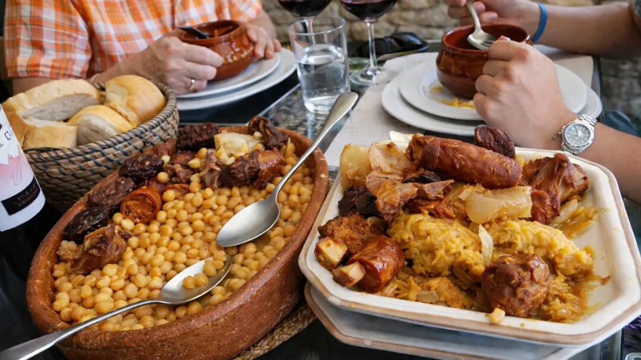 Dos personas disfrutan en un restaurante de Potes.