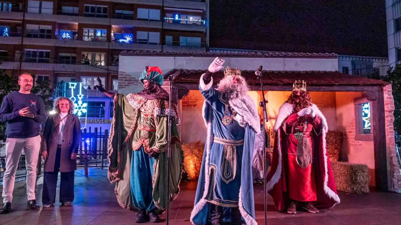 La magia navide&ntilde;a vuelve a tomar las calles de Torrelavega con un desfile renovado. / A.E