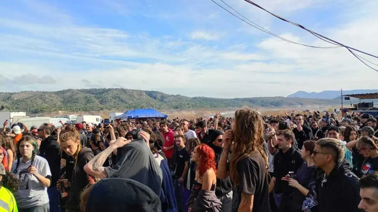 Varias personas en una rave. / EP