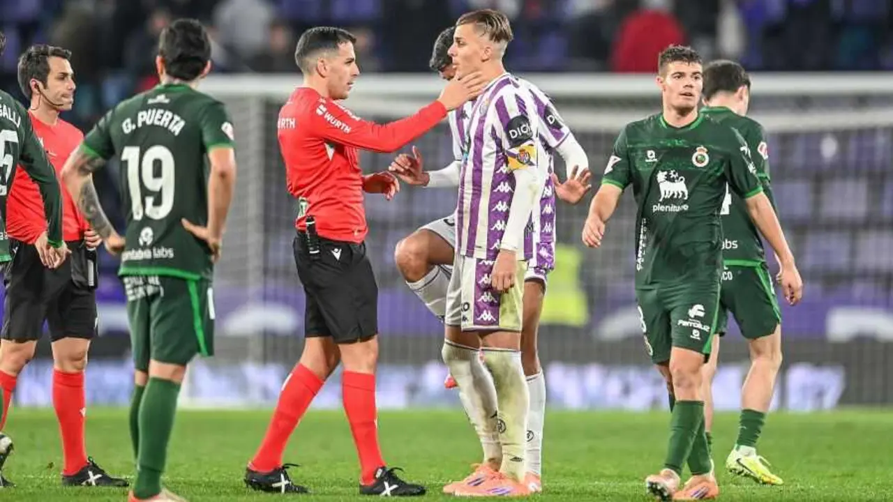 El colegiado S&aacute;nchez Villalobos dialoga con Pablo Tomeo (Real Valladolid) tras una acci&oacute;n pol&eacute;mica ante la mirada de jugadores del Racing. El partido, de alta intensidad, concluy&oacute; con empate 1-1 en Zorrilla.