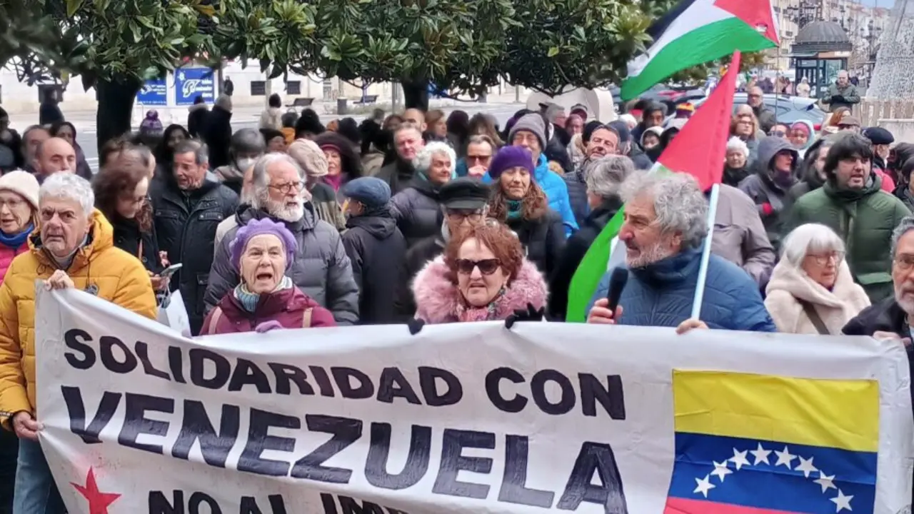 Varias personas se manifiestan en Santander por la dictadura de Maduro.