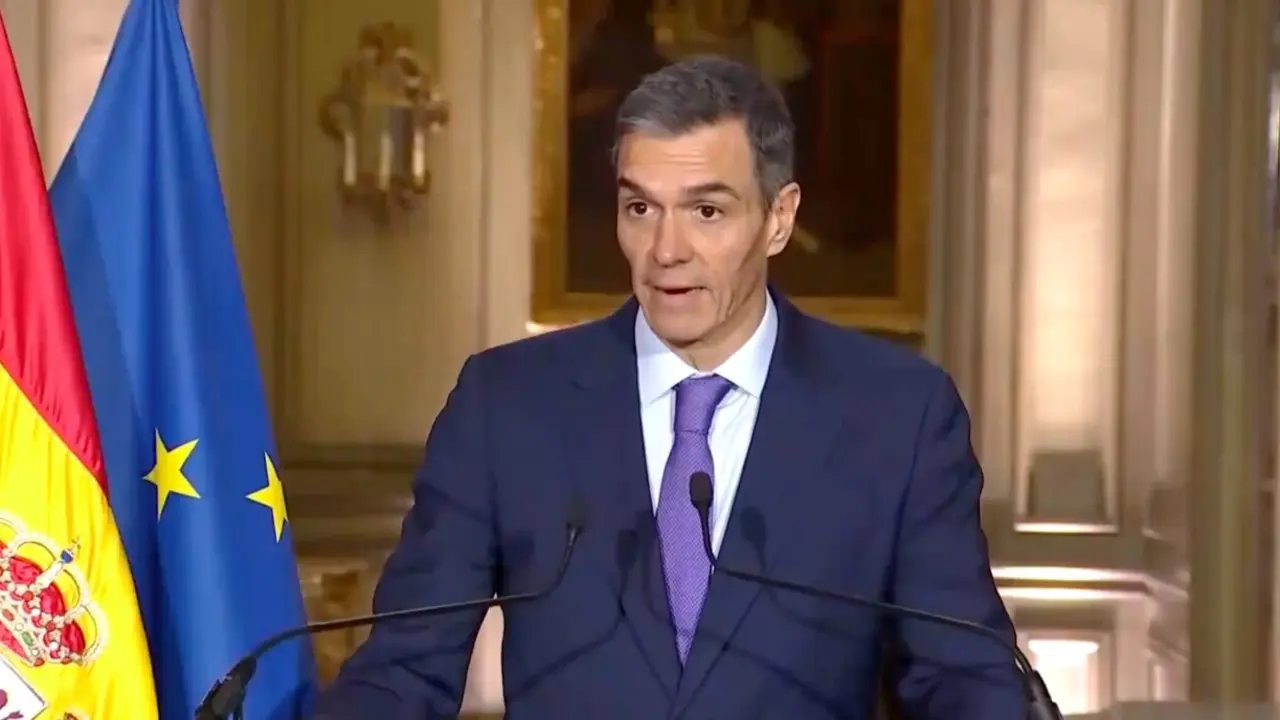El presidente del Gobierno, Pedro S&aacute;nchez, en una rueda de prensa desde Par&iacute;s. / A.E.