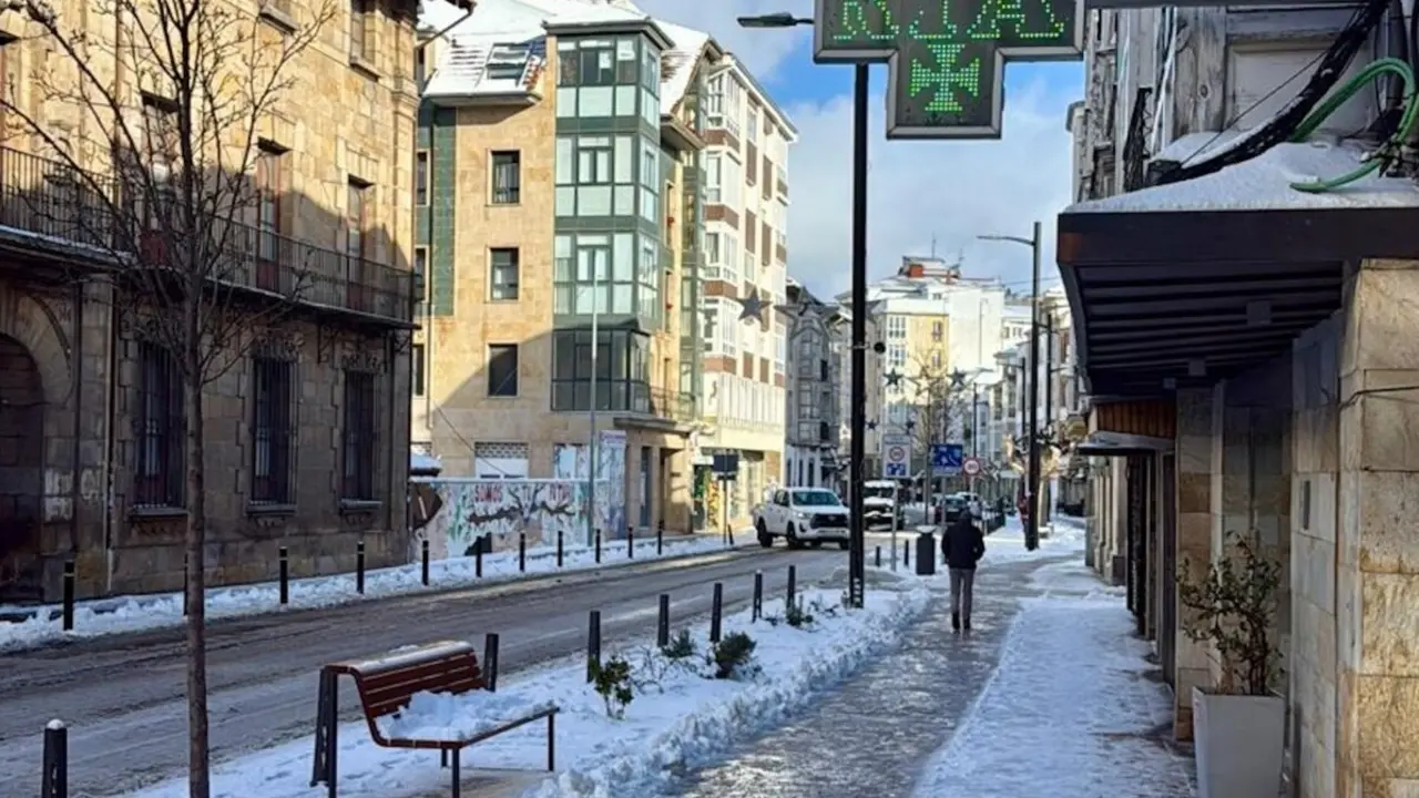 Este calle de Reinosa pr&aacute;cticamente des&eacute;rtica en el d&iacute;a de ayer por el fr&iacute;o. / NANY