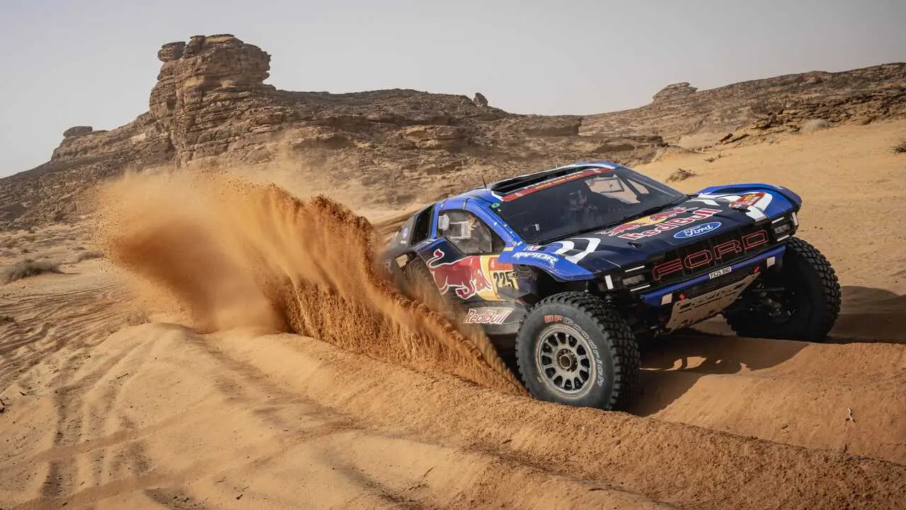 Carlos Sainz en su coche en el Dakar.