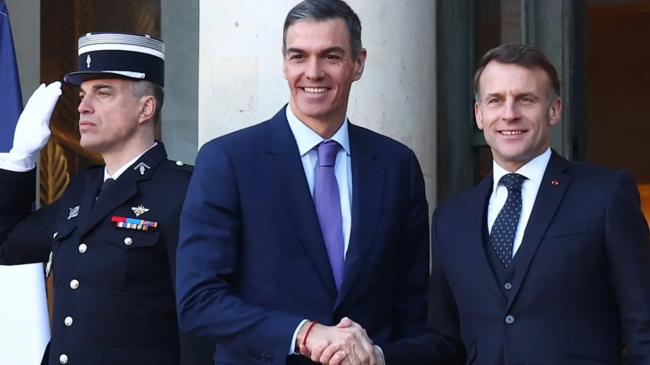 Pedro S&aacute;nchez junto a Emmanuel Macron en su llegada a la reuni&oacute;n de la Coalici&oacute;n de Voluntarios.
REMITIDA / HANDOUT por Pool Moncloa / Fernando Calvo