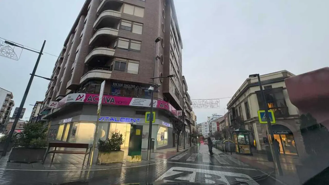La Zona de Bajas Emisiones (ZBE) vuelve a estar activa en el centro de Torrelavega. Las c&aacute;maras ya multan a los veh&iacute;culos sin distintivo ambiental en zonas como Ruiz Tagle y Jos&eacute; Mar&iacute;a Pereda.